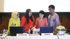 Wakil Direktur EMTEK, Sutanto Hartono (kanan) saat paparan publik PT. ELang Mahkota Teknologi, TBK di SCTV Tower, Jakarta, Senin (25/06). PT. ELang Mahkota Teknologi, TBK mengadakan paparan publik tahunan. (Liputan6.com/Herman Zakharia)