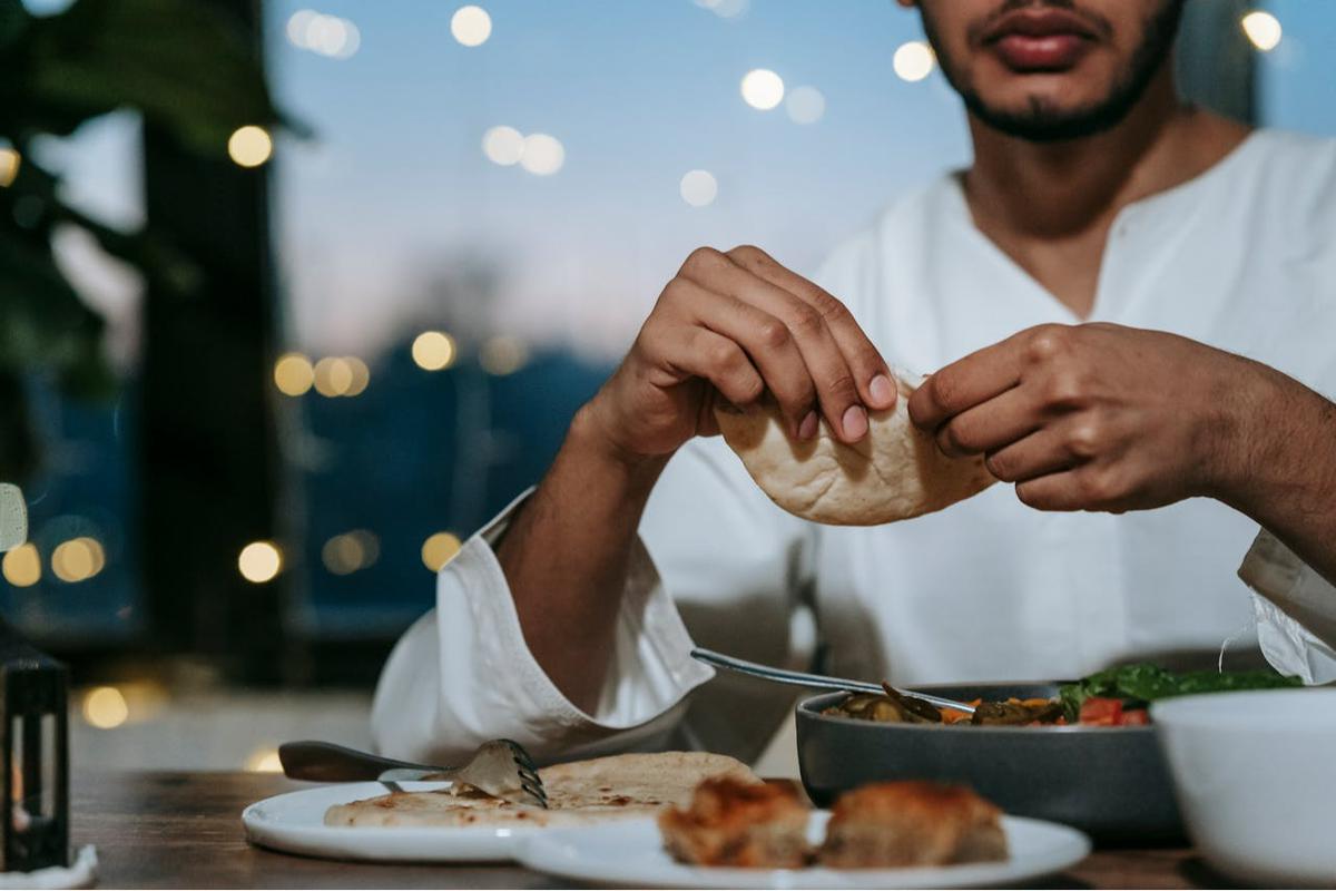 Makanan Haram Tak Sengaja Tertelan, Apakah Sah Puasa dan Salat?