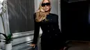 Beyonce lengkapi busana serba hitamnya dengan stocking dan sepatu hak hitam bertali. [@beyonce]