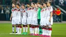 Pemain Jerman mengheningkan cipta untuk korban jatuhnya pesawat Germanwings di Pegunungan Alpen saat laga persahabatan di Stadion Fritz-Walter, Kamis (26/3/2015). Jerman bermain Imbang 2-2 atas Australia. (REUTERS/Ralph Orlowski)
