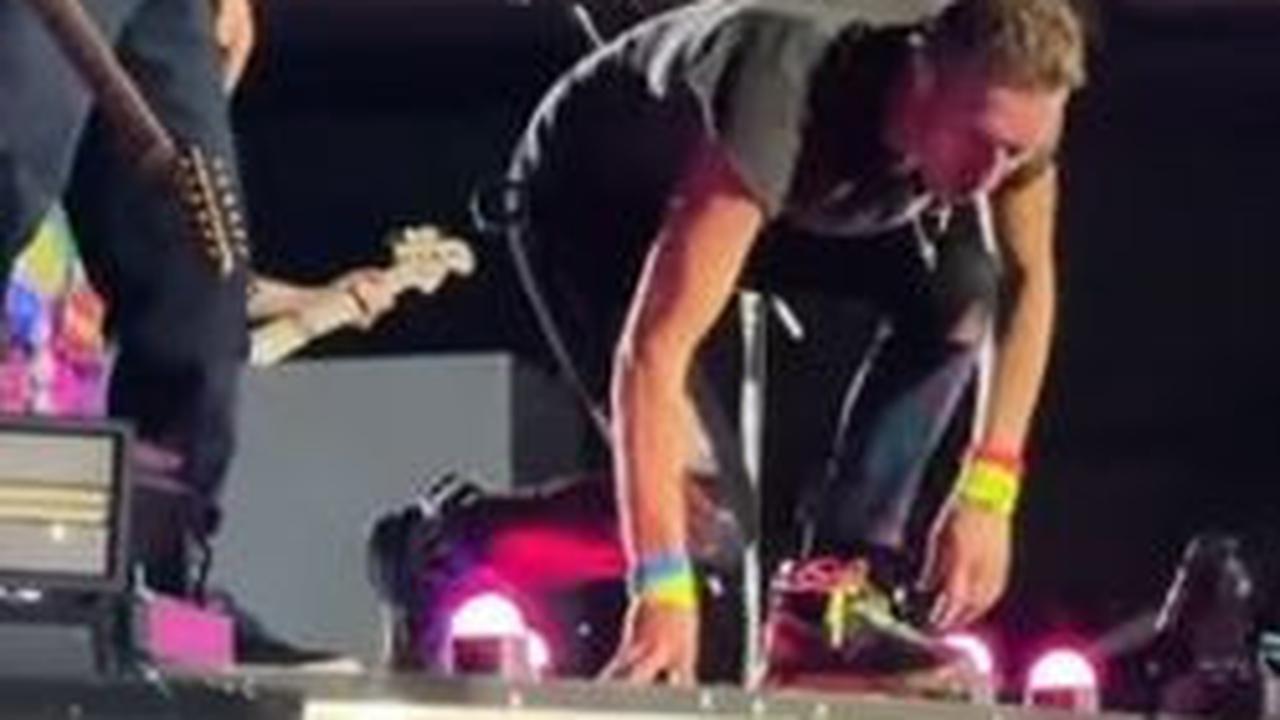 Namun, aksinya kala itu justru gagal. Dia justru terjatuh hingga menuai banyak atensi penonton hingga pemusik Coldplay, termasuk warganet dunia yang turut menyaksikan aksinya. <br>