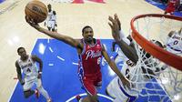 Pemain Sixers De'Anthony Melton memasukkan bola ke ring saat melawan Lakers di lanjutan NBA 2022/2023  (AP)