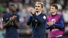 Matchday ketiga Grup D Piala Dunia 2022 pada Rabu (30/11/2022) malam WIB diwarnai drama. Prancis secara mengejutkan kalah dari Tunisia setelah gol dari Antoine Griezmann di penghujung laga dianulir oleh wasit. Sementara di pertandingan lain, Australia menjadi wakil Asia (AFC) pertama yang berhasil melaju ke babak 16 besar setelah mengalahkan Denmark dengan skor tipis 1-0. (AP/Frank Augstein)