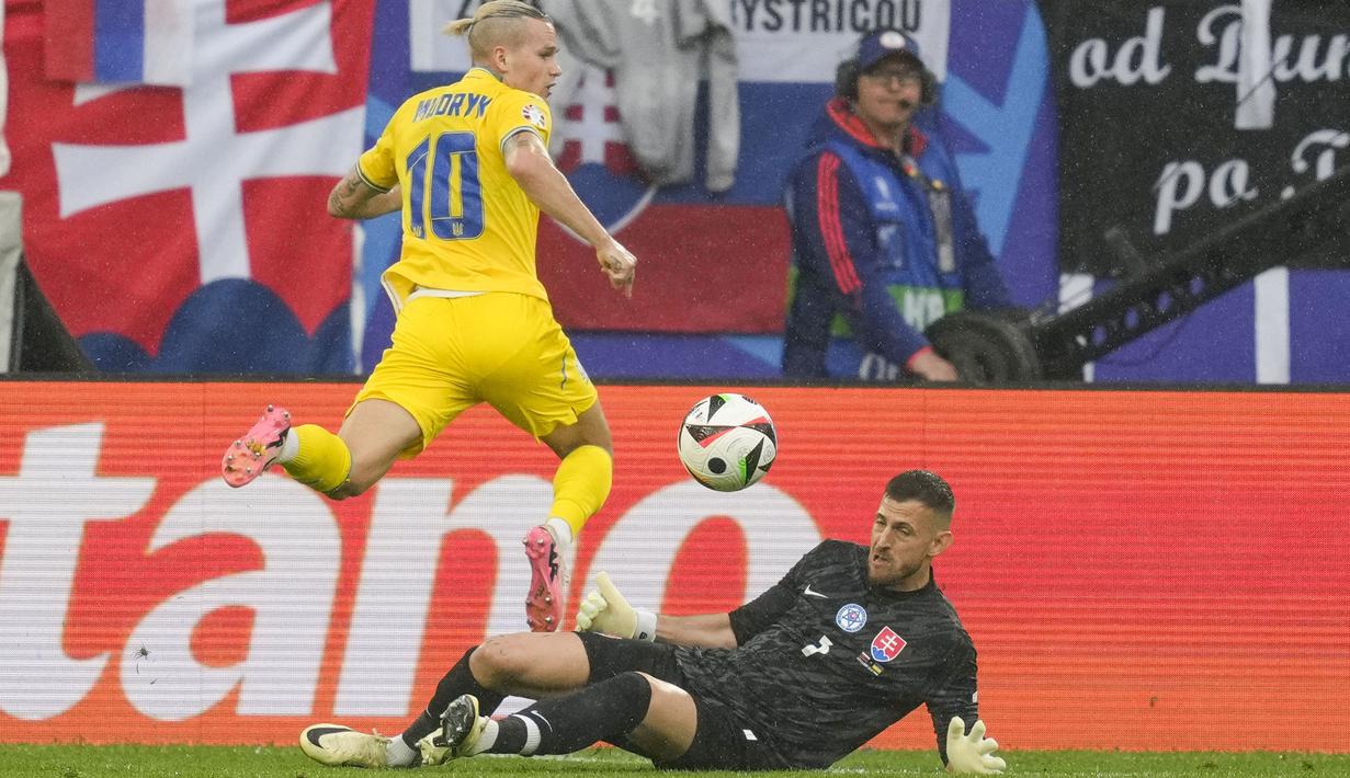 Kiper Timnas Slovakia, Martin Dubravka berhasil memotong umpan yang dilepaskan striker Timnas Ukraina, Mykhailo Mudryk pada laga matchday kedua Grup E Euro 2024 di Merkur Spiel-Arena, Dusseldorf, Jerman, Jumat (21/6/2024). (AP Photo/Andreea Alexandru)