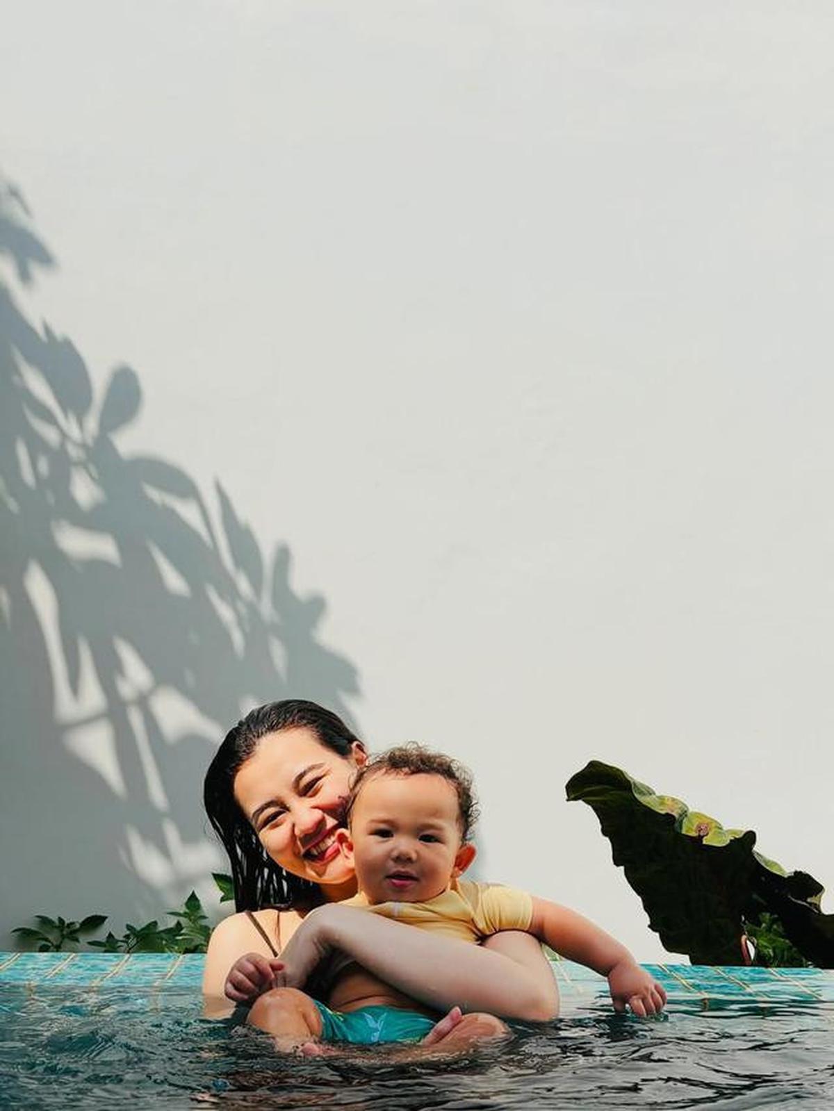 7 Potret Kolam Renang di Rumah Aaliyah Massaid dan Thariq Halilintar, Desainnya Cocok untuk Keluarga Kecil Modern