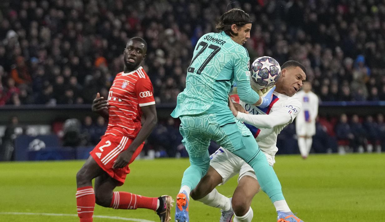 <p>Kiper Bayern Munchen, Yann Sommertengah melakukan penyelamatan di depan pemain PSG Kylian Mbappe selama pertandingan leg 2 babak 16 besar Liga Champions di Allianz Arena di Munich, Jerman, Kamis (9/3/2023). Berkat kemenangan ini, Bayern lolos ke perempatfinal Liga Champions dengan keunggulan agregat 3-0 atas PSG. (AP Photo/Matthias Schrader)</p>