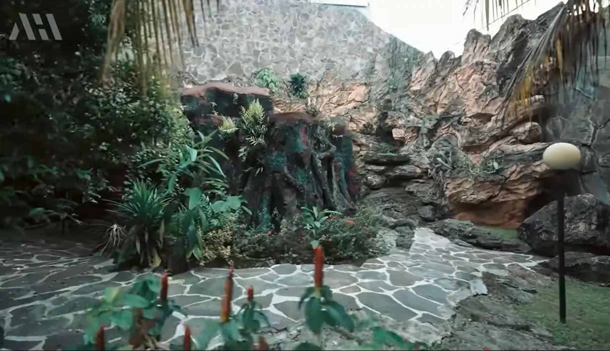 Masuk wilayah ini sangat asri dengan banyak taman bunga. Selain itu juga ada taman yang sangat indah. Dibeberapa spot ini biasa 'Raja Dangdut' mencari inspirasi menciptakan lagu. [Youtube/AH]