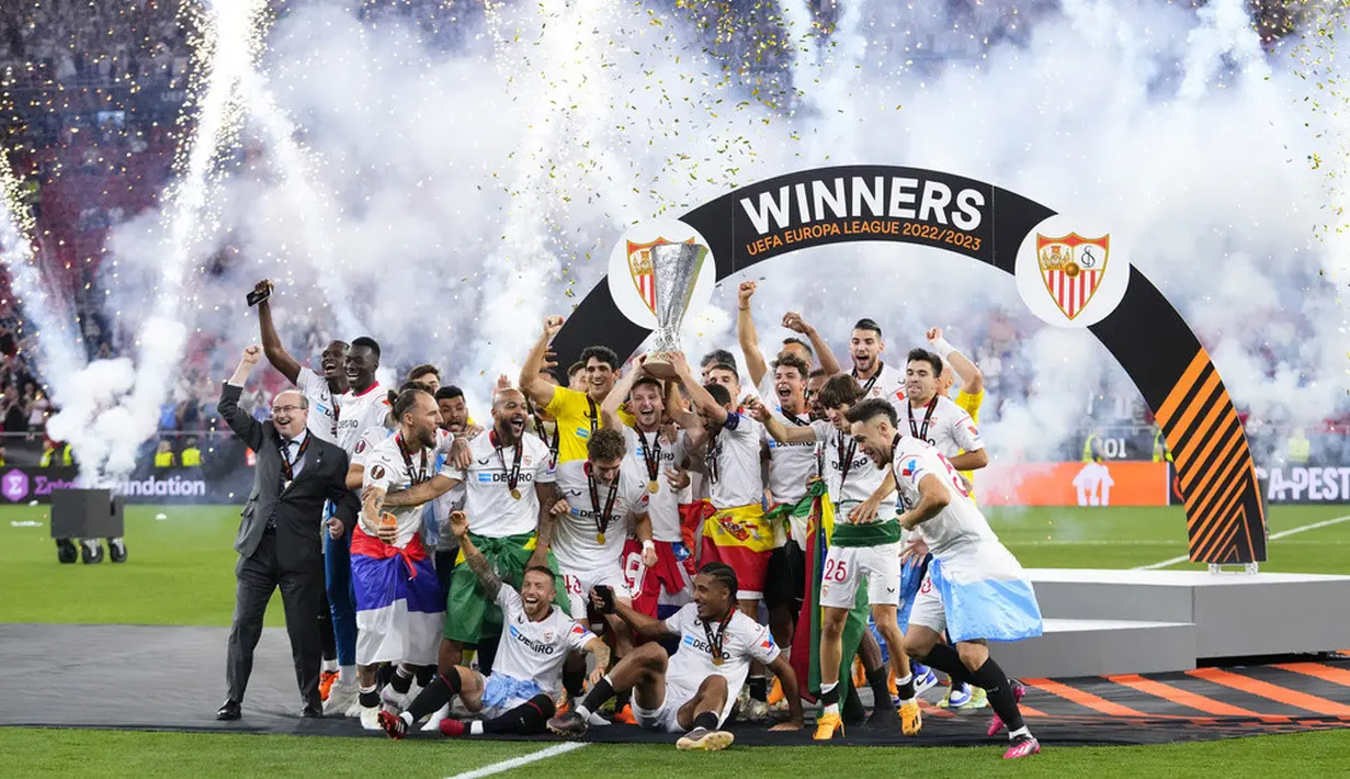 <p>Para pemain Sevilla melakukan selebrasi dengan mengangkat trofi setelah menjuarai Liga Europa. Mereka juga tampak bersuka cita sambil menari dan bernyanyi. (AP Photo/Petr David Josek)</p>