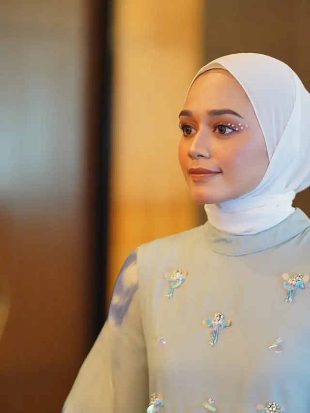 6 Gaya Makeup Wardah x Klamby di Runway London Fashion Week