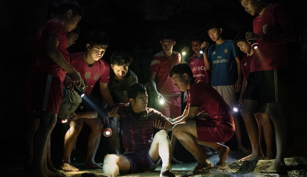 <p>Gambar yang di upload Netflix Indonesia menampilkan adegan tim sepak bola junior dan pelatihnya saat terjebak di Gua Tham Luang Nang Non, Provinsi Chiang Rai, Thailand Utara. Serial Thai Cave Rescue menceritakan tentang misi penyelamatan tim sepak bola junior Wild Boars dan asisten pelatih mereka, Coach Eak yang terjebak di dalam Gua Tham Luang. (Instagram/@netflixid)</p>