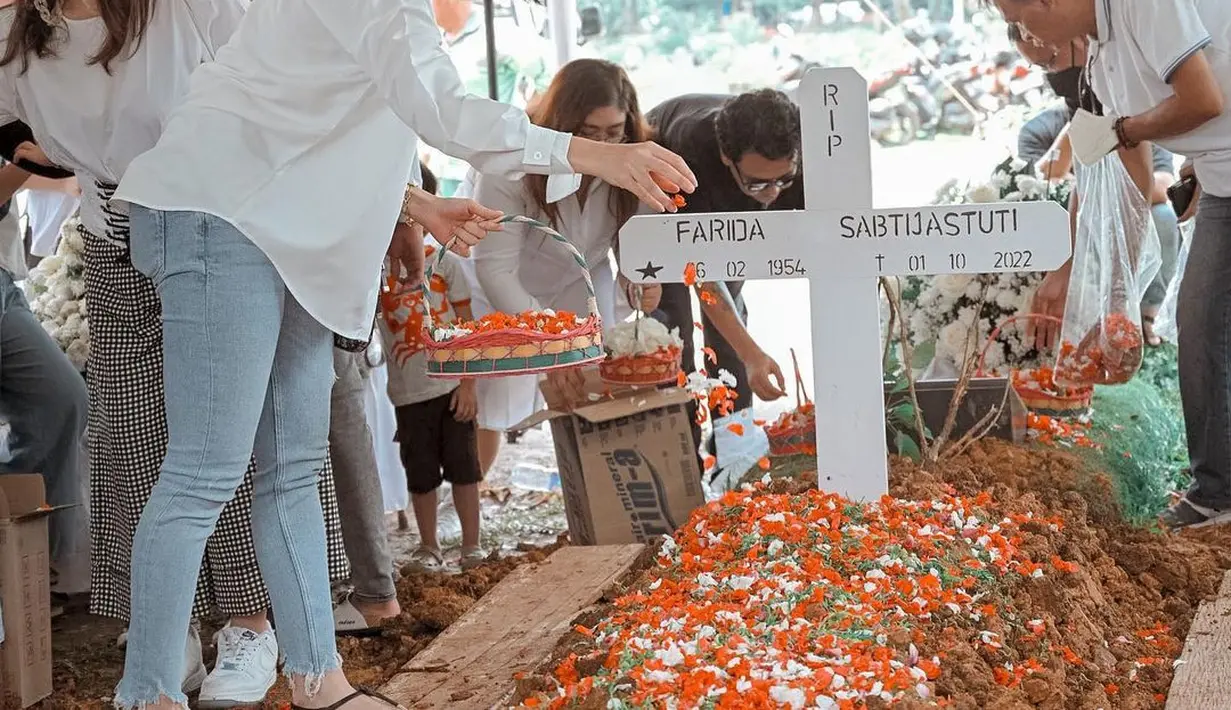 Gisel hadir di pemakaman mantan ibu mertua (instagram/gisel_la)