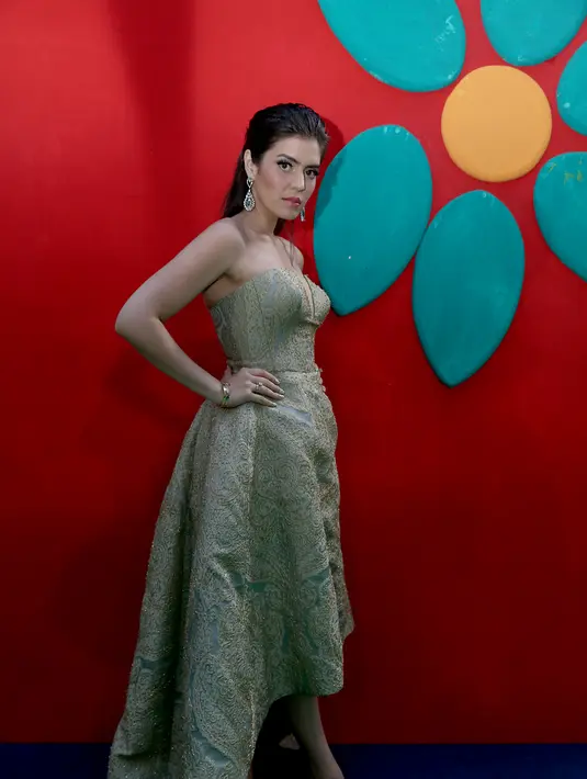 "Saya lebih melarang dia. Saya pengin masa kecilnya main aja. Gak harus disuruh shooting. Disuruh shooting jadi gak makan. Dia gak suka keramaian. Dia gak suka dalam lngkungan yang dia gak kenal," ujar Carissa Putri. (Andy Masela/Bintang.com)