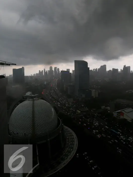 Sejumlah gedung di Jakarta tertutup awan gelap sebelum turunya hujan, Rabu (7/9).  BMKG memprediksi fenomena La Nina yang mengakibatkan curah hujan tinggi akan berlangsung hingga bulan September 2016. (Liputan6.com/Johan Tallo)