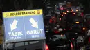 Papan penunjuk arah yang dipasang di Simpang Nagreg, Jawa Barat, Sabtu (2/7). Polisi memberlakukan sistem rekayasa lalu lintas untuk menghindari kemacetan yang menuju ke Garut dan Tasik. (Liputan6.com/Immanuel Antonius)