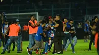 Kericuhan mewarnai duel Arema FC Vs Persib Bandung (Rana Adwa/Liputan6.com)