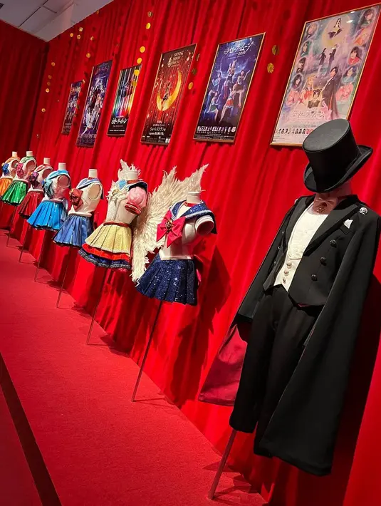 Dian Ayu Lestari, tak lupa untuk mengabadikan baju-baju yang ikonik dari anime Sailor Moon tersebut. (Foto: Instagram/@dianayulestari)
