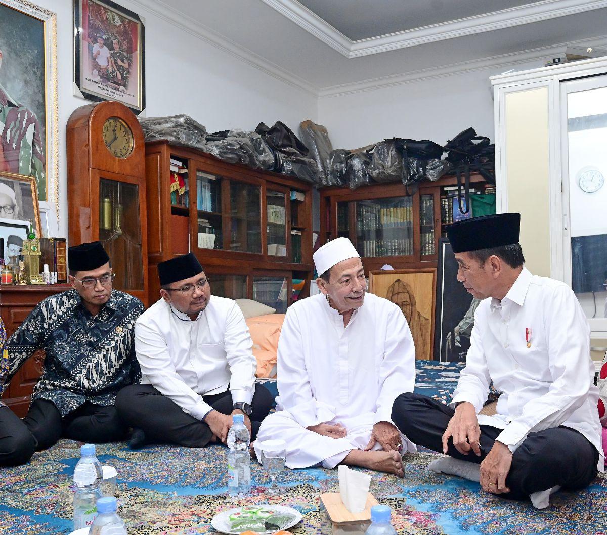 Mendiang istri dari Habib Luthfi tersebut kerap menemani sang suami saat berdakwah dan menjalankan tugasnya sebagai anggota Wantimpres.