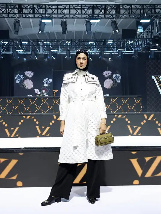 Hijab hitam simpel yang dikenakan Paula membuat keseluruhan tampilannya terlihat bersih dan profesional, menunjukkan perpaduan sempurna antara modest fashion dan gaya kontemporer.  [@vivizubedi].