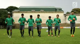 Timnas Indonesia U-19 kembali jalani latihan di Stadion Pandomar, Yangon, Minggu (10/9). Latihan ini ditujukan sebagai persiapan menghadapi Vietnam yang akan bertanding pada 2017 pada Senin (11/9) mendatang. (Liputan6.com/Yoppy Renato)