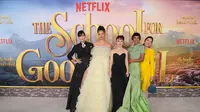 Charlize Theron, Sofia Wylie, Sophia Anne Caruso, Kerry Washington dan Michelle Yeoh menghadiri World Premiere Of Netflix's School For Good And Evil di Regency Village Theatre pada 18 Oktober 2022 di Los Angeles, California. (CHARLEY GALLAY / GETTY IMAGES NORTH AMERICA / GETTY IMAGES VIA AFP)