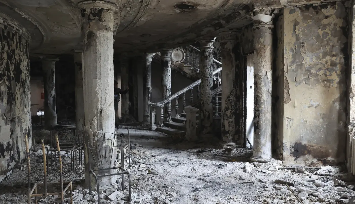 Pemandangan di dalam teater Mariupol yang rusak selama pertempuran di Mariupol, di wilayah di bawah pemerintahan Republik Rakyat Donetsk, Ukraina timur, Senin, 4 April 2022. Gedung teater Mariupol dikabarkan dihantam oleh Rusia dengan bom pada 16 Maret 2022 lalu. (AP Photo/Alexei Alexandrov)