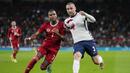 Pada menit ke-24 pelanggaran Luke Shaw terhadap Loic Nego berujung hukuman tendangan penalti. (AP/Kirsty Wigglesworth)
