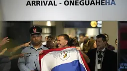 Juan Angel Napout tiba di negara asalnya, Paraguay, pada hari Jumat setelah dibebaskan dari penjara federal Amerika Serikat dan dideportasi. (AP Photo/Jorge Saenz)