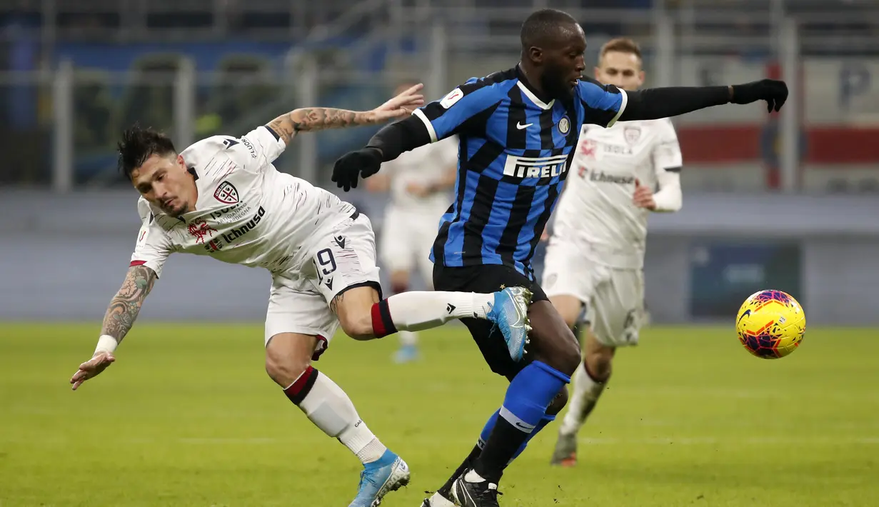 Pemain Inter Milan Romelu Lukaku (kanan) duel bola dengan pemain Cagliari Fabio Pisacane pada pertandingan Coppa Italia di Stadion San Siro, Milan, Italia, Selasa (14/1/2020). Inter Milan menang 4-1 dengan dua gol disumbang Lukaku. (AP Photo/Antonio Calanni)