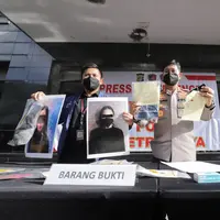 Polisi menggelar jumpa pers soal kasus prostitusi artis yang melibatkan Cassandra Angelie (Kapanlagi.com/Akrom Sukarya)