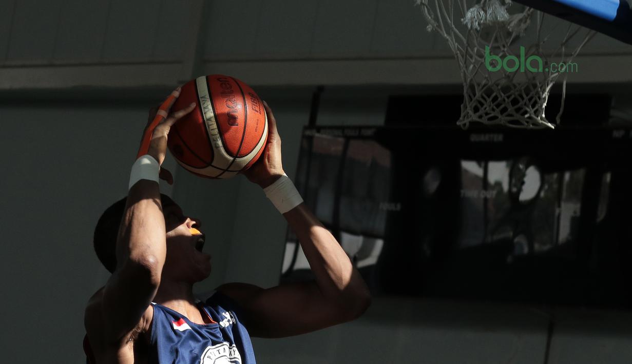 Pemain Asing Pelita Jaya, Chester Giles beraksi  saat berlatih di Istana Kana, Jakarta, (13/04/2018). Pelita Jaya akan melawan Satria Muda pada laga final IBL 19, 21, dan 22 april 2018. (Bola.com/Nick Hanoatubun)