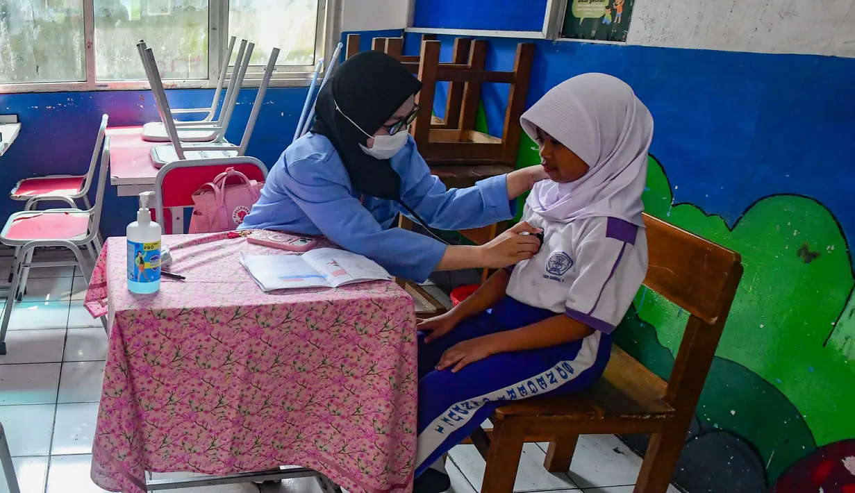 Paramedis Puseksmas Cinere memerikasa kesehatan  murid kelas V sekolah dasar (SD) saat pelaksanaan Bulan Imunisasi Anak Sekolah (BIAS) 2026 di SDN Gandul 1, Depok, Jawa Barat, Kamis, 06 Agustus 2026. (KLY/Arie Basuki).