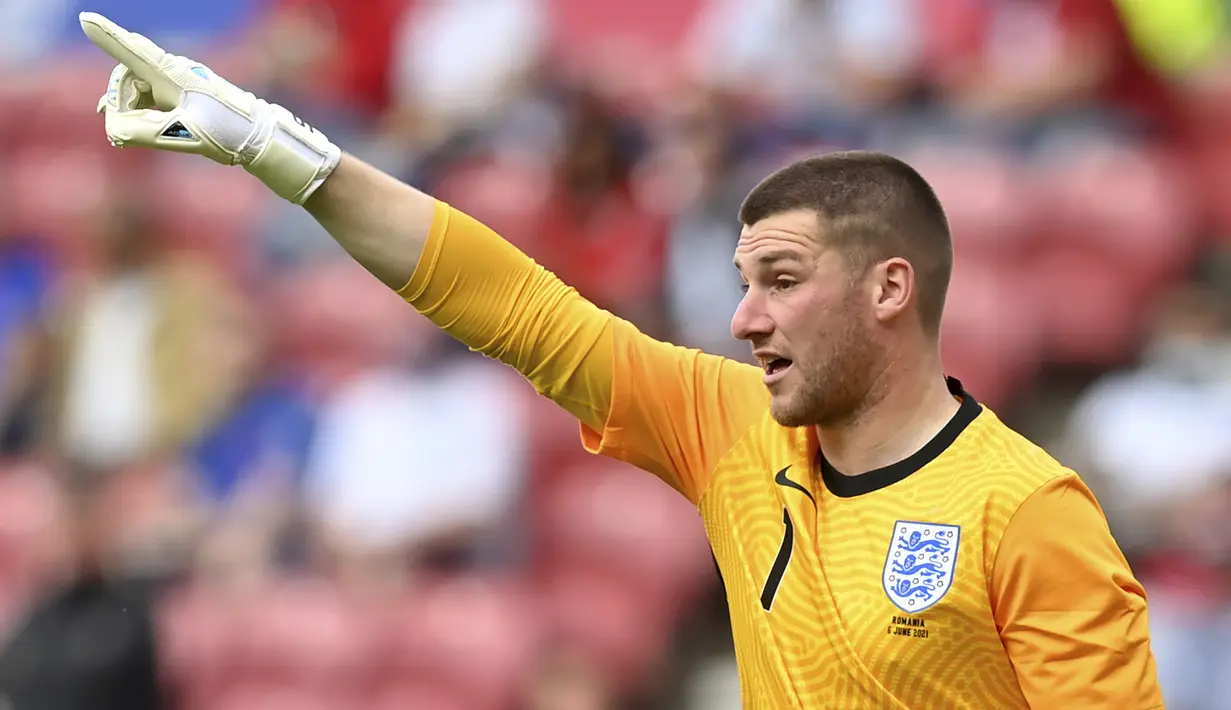 Kiper Inggris, Sam Johnstone memberi instruksi kepada rekan-rekannya saat melawan Rumania dalam laga uji coba menjelang berlangsungnya Euro 2020 di Riverside Stadium, Middlesbrough, Minggu (6/6/2021). Inggris menang 1-0 atas Rumania. (AP/Paul Ellis/Pool)