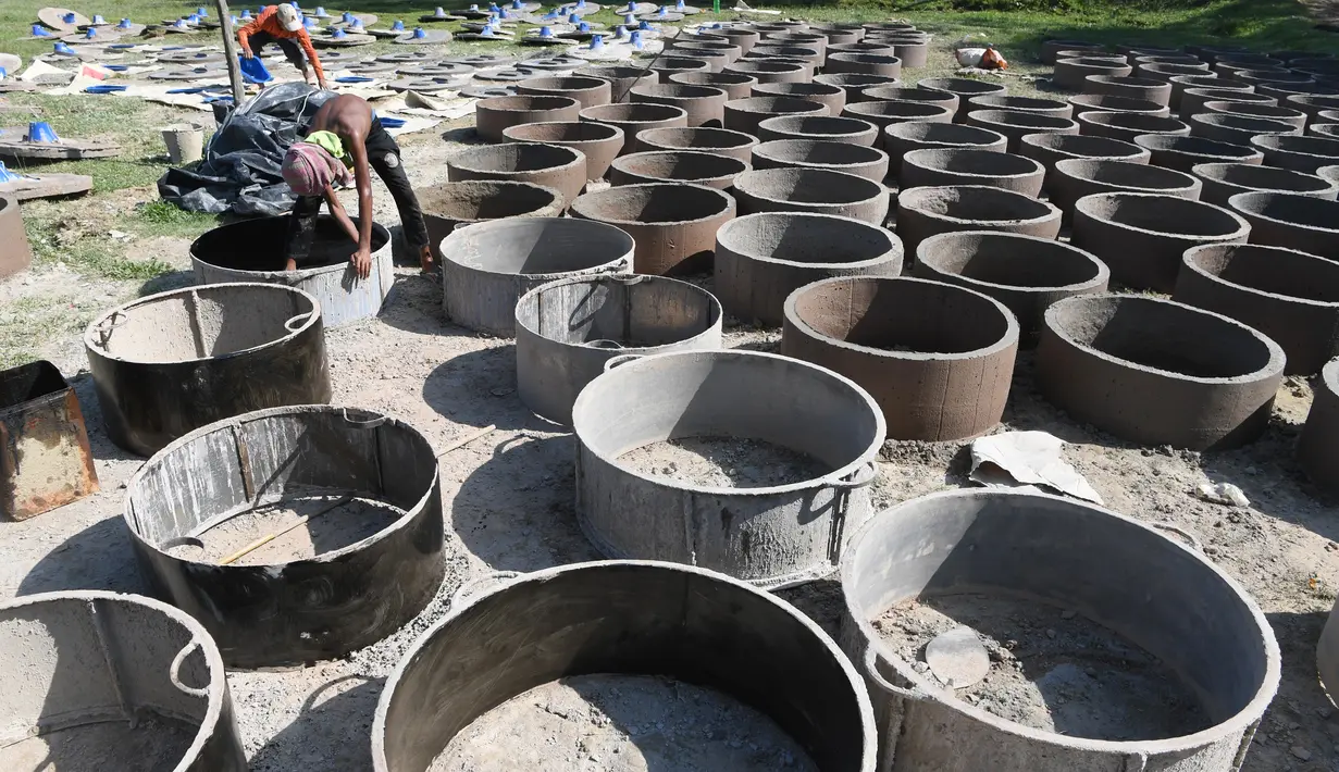 Seorang anak laki-laki Bangladesh mengamplas cetakan untuk pembuatan toilet di Sonarpara, Cox's Bazar, Rabu (11/10). Pekerja di pabrik pembuat toilet bekerja ekstra agar dapat memenuhi permintaan dari kamp pengungsian Rohingya. (INDRANIL MUKHERJEE/AFP)