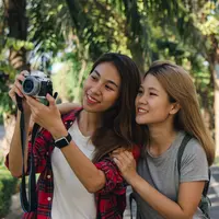 Ilustrasi travelling bersama sahabat (copyright Freepik)