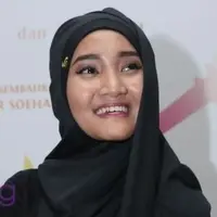 Fatin Shidqia tetap kuliah meskipun sibuk bekerja. Sedang menjalani Ujian Akhir Semester (UAS), Fatin rela belajar di dalam mobil.