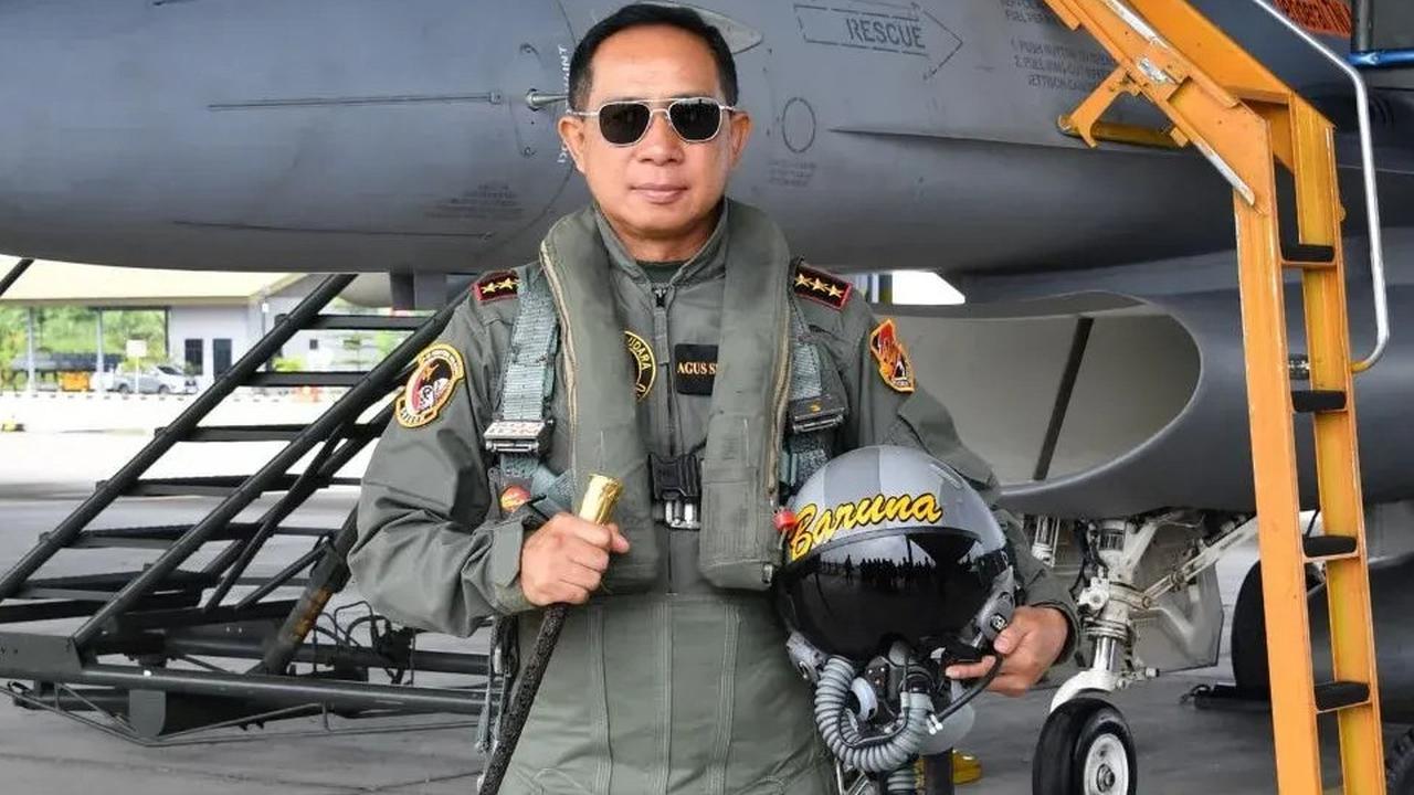 Terima Wing Kehormatan dari AU, Potret Gagah Panglima TNI Pose di Pesawat Tempur jadi Sorotan