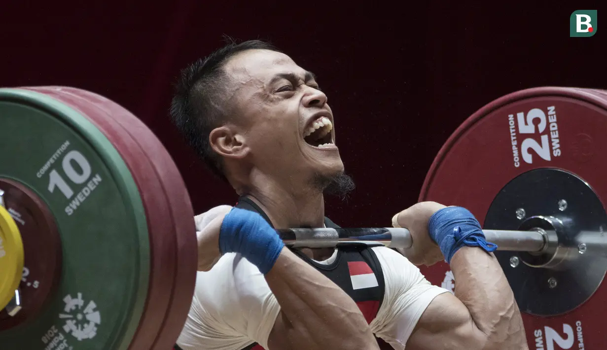 Lifter Indonesia, Suwoto Wijoyo, saat berlaga pada Asian Games di JIExpo, Jakarta, Senin, (20/8/2018). Suwoto Wijoyo berhasil menyumbang medali perunggu angkat besi putra kelas 56kg. (Bola.com/Vitalis Yogi Trisna)