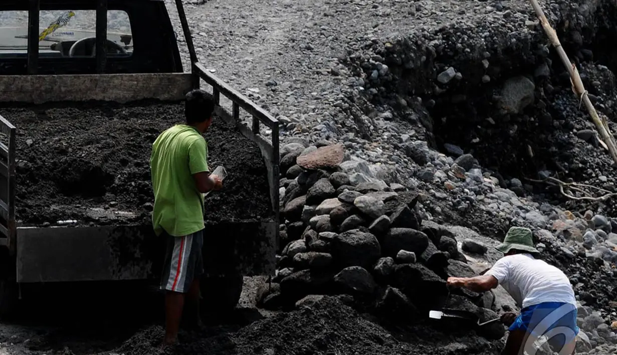 Warga memperoleh pasir dan bebatuan hasil erupsi Merapi untuk dijual, Yogyakarta, Senin (12/05/2014) (Liputan6.com/Andrian M Tunay).