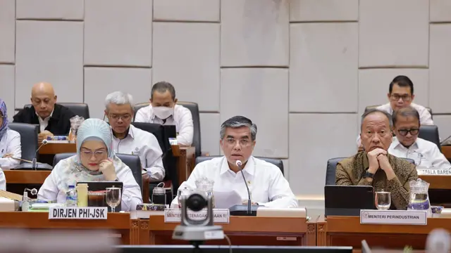 Pemerintah menyerahkan Daftar Inventarisasi Masalah (DIM) Rancangan Undang-Undang (RUU) tentang Pelindungan Ketenagakerjaan kepada Komisi IX DPR RI. (Dok Kemnaker)