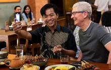Tim Cook Sudah Sampai di Indonesia, Unggah Foto sedang Makan Sate Ayam