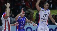 Pemain Jakarta LavAni Allo Bank Jorge Gonzales Garcia&nbsp;dan rekan-rekannya berselebrasi dalam pertandingan seri ketiga putaran dua final four PLN Mobile Proliga 2023 melawan Jakarta STIN BIN di GOR Sritex Arena, Solo, Minggu, 12 Maret 2023. (foto: Proliga)