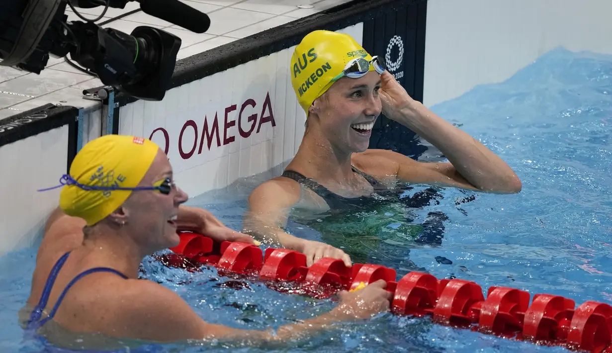 Perenang Australia Emma McKeon (kanan) dan perenang Swedia Sarah Sjoestroem setelah bertanding dalam final gaya bebas 50 meter putri Olimpiade Tokyo 2020 di Tokyo, Jepang, Minggu (1/8/2021). McKeon memecahkan satu rekor dunia dan dua rekor Olimpiade di Olimpiade Tokyo 2020. (AP Photo/Jae C. Hong)