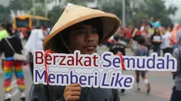 Aktivis dari Dompet Dhuafa berjalan melakukan sosialisasi saat Hari Bebas Kendaraan Bermotor di kawasan M.H Thamrin, Jakarta, (29/5/2016).Mereka mengajak masyarakat akan pentingnya berzakat sebelum memasuki Bulan Ramadhan. (Liputan6.com/ Herman Zakharia)