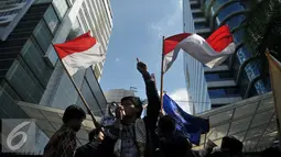 Seorang Mahasiswa berorasi saat aksi unjuk rasa memperingati Hardiknas di Kemendikbud, Jakarta, Senin (2/5). Mereka mendesak pemerintah menyediakan pendidikan gratis dan berkualitas serta dapat diakses seluruh rakyat. (Liputan6.com/Gempur M Surya)