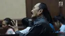 Terdakwa perkara merintangi penyidikan KPK pada kasus korupsi e-KTP, Fredrich Yunadijelang mengikuti sidang lanjutan di Pengadilan Tipikor, Jakarta, Selasa (8/5). Sidang mendengar keterangan dua saksi ahli. (Liputan6.com/Helmi Fithriansyah)
