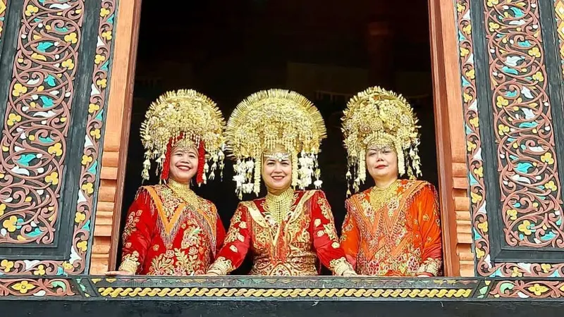 8 Pesona Menawan Ira Wibowo Kenakan Suntiang, Cantik Bak Gadis Minang