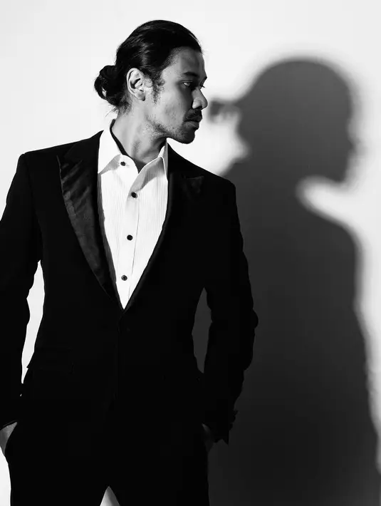 Dalam akun Instagramnya, baru-baru ini Chicco mengunggah foto bersama sang kekasih dengan menuliskan definisi bahagia menurutnya. Bersama orang yang tepat, bagi Chicco sudah menjadi hal yang sangat membahagiakan. (Instagram/chicco.jerikho)