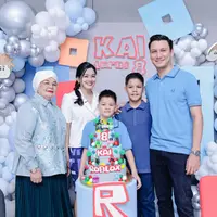 Dari rasa sedih karena anak lebih dekat ke ayah hingga rutinitas pelukan setiap jam, Titi Kamal membagikan sisi lain parenting yang penuh dinamika jelang anak memasuki usia remaja. [@titi_kamall].