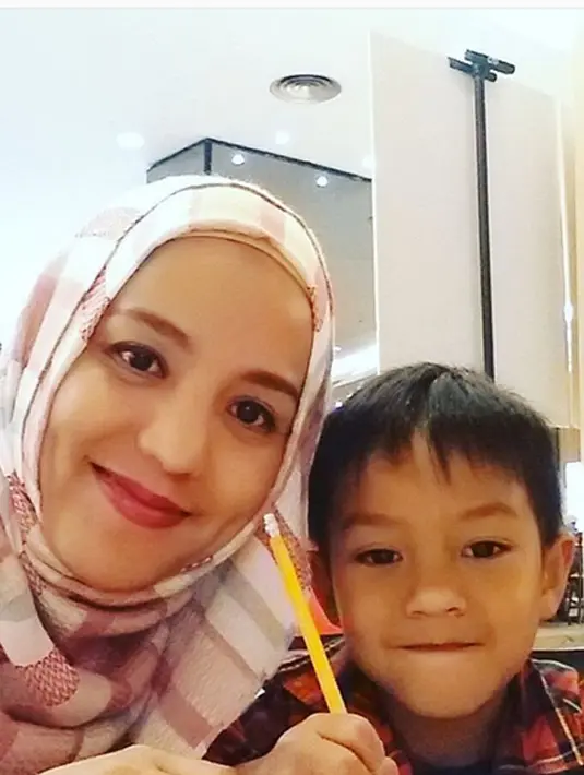 Rasa rindu pun juga dirasakan Renita kepada anaknya sebelum meninggal dunia. Ia menuliskan kangen melakukan hal seperti memeluk, mengantar sang anak, dan menghabiskan waktu bersamanya. (Instagram/irenesukardi)