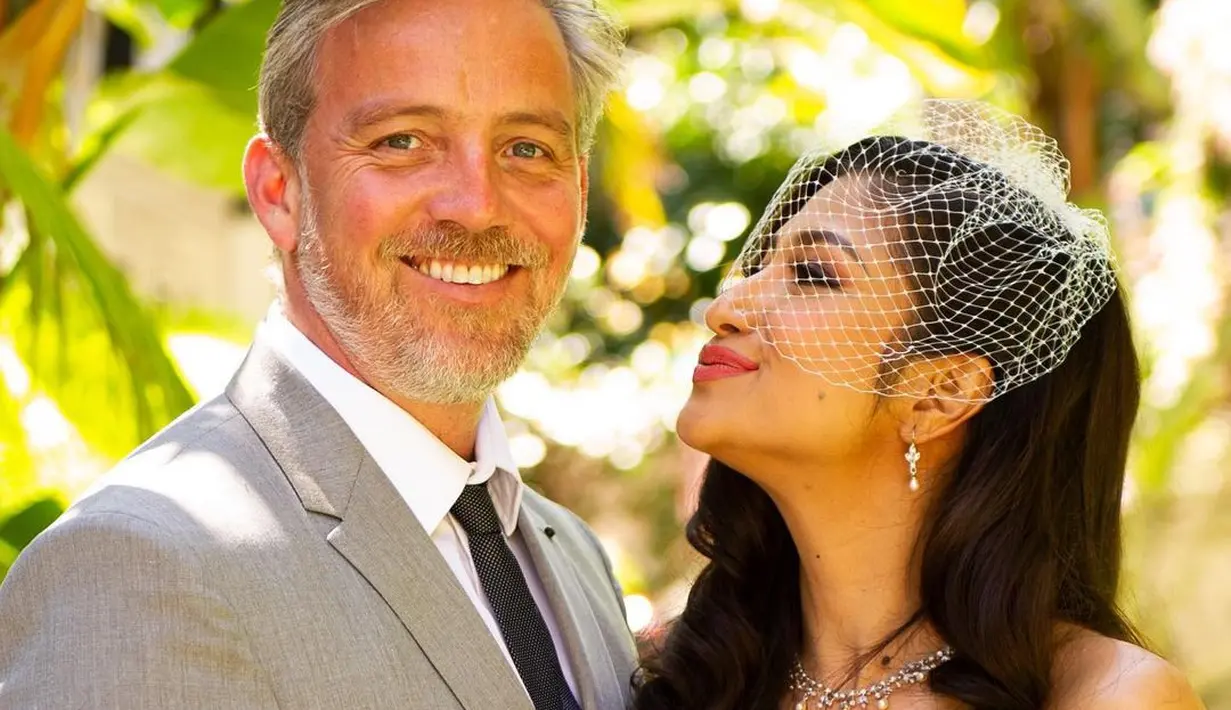 Sekedar informasi, Rahma Azhari resmi dipersunting aktor hollywood, Paris Chong sejak tahun 2019. Baru pada 11 Maret 2020 menggelar pernikahan kembali. Setelah menikah, Rahma diboyong suami ke Los Angeles, Amerika Serikat. [Instagram/raazharita]